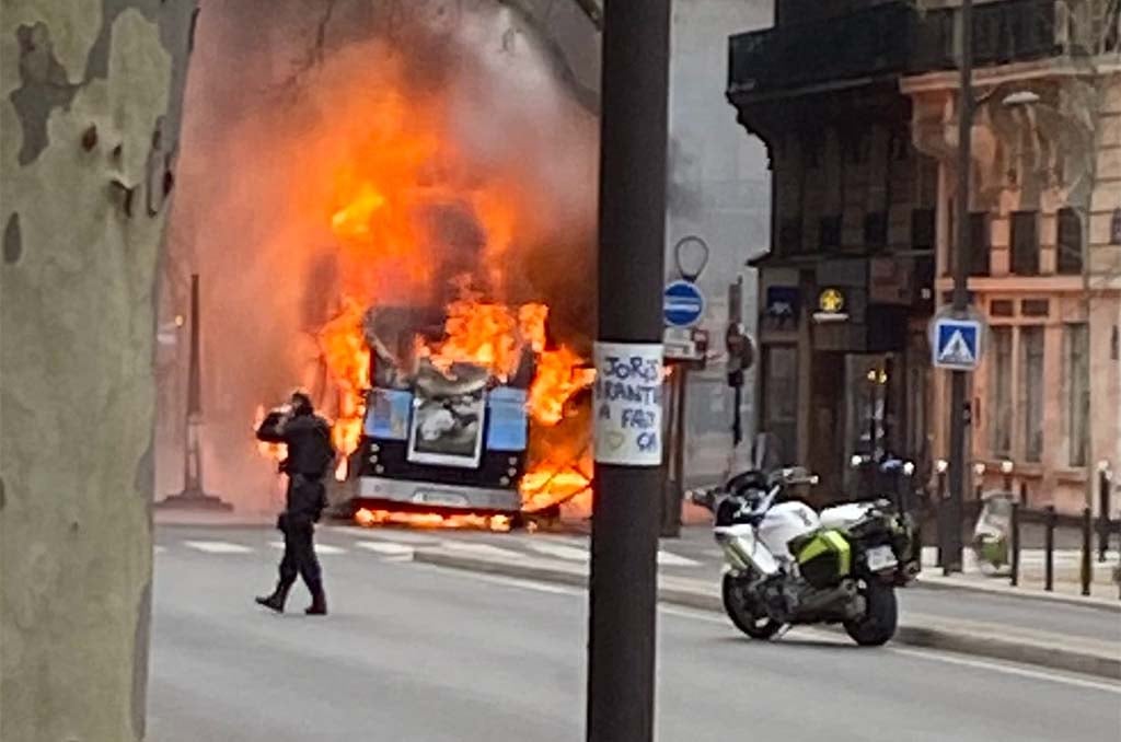 Paris : Impressionnant incendie d'un bus électrique de la RATP