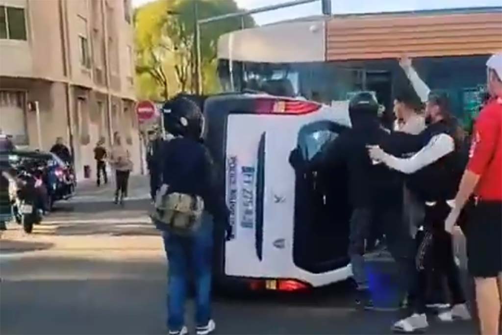 Marseille : Les policiers municipaux coincés dans leur voiture retournée, des passants les aident