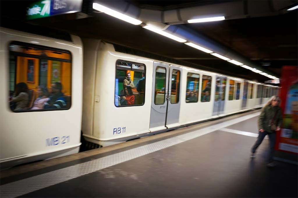Marseille : Debout entre deux rames de métro, un jeune homme chute et se tue