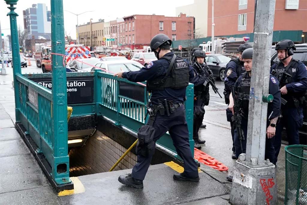 New York : La police recherche activement le tireur qui a fait 23 blessés dans le métro