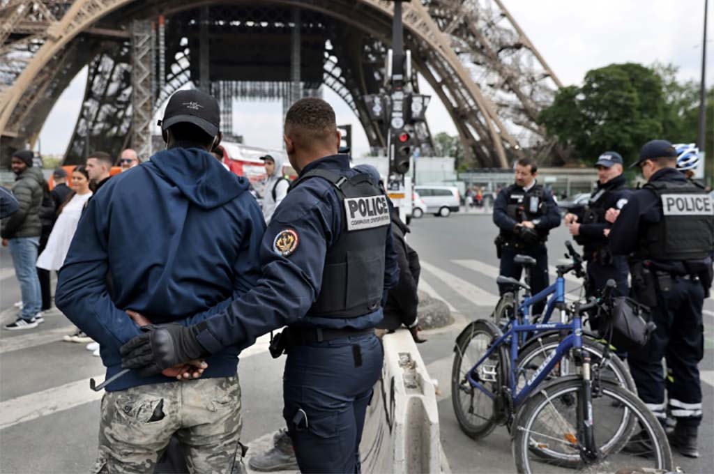 Vente à la sauvette, touk-touk : 35 interpellations lors d'une opération de police au pied de la Tour Eiffel