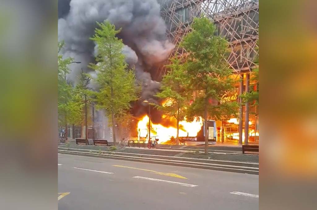 Paris : Un bus de la RATP prend feu près de la Bibliothèque François-Mitterrand