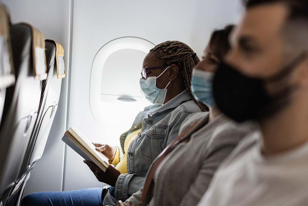 Covid-19 : Fin de l'obligation de porter un masque dans les avions et aéroports dès lundi dans l'UE