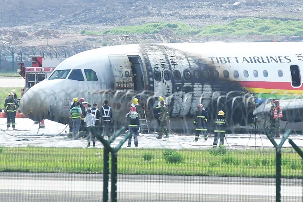 Chine : Un avion de la Tibet Airlines s'embrase après une sortie de piste