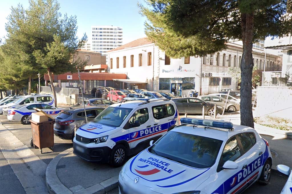 Marseille : Un homme endommage trois voitures de police avec des pierres devant le commissariat