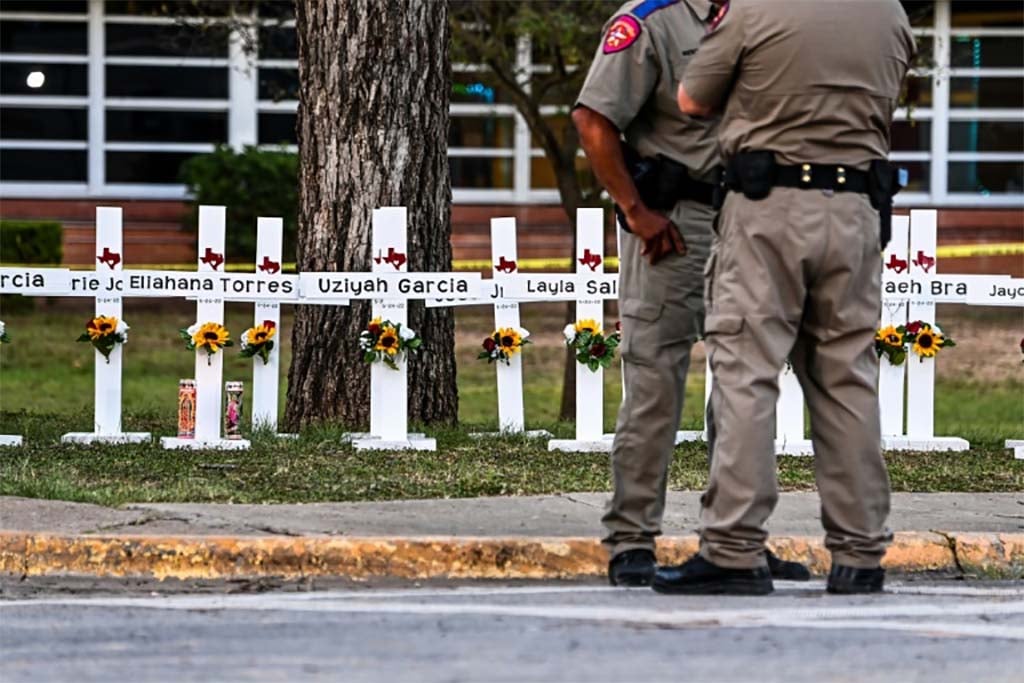 Tuerie dans une école au Texas : la colère et les questions sur l'intervention des policiers