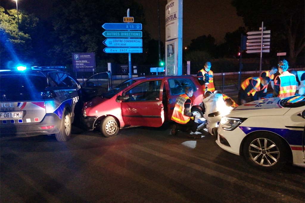 Refus d'obtempérer à Argenteuil : un chauffard fonce sur une policière, un agent tire et le blesse