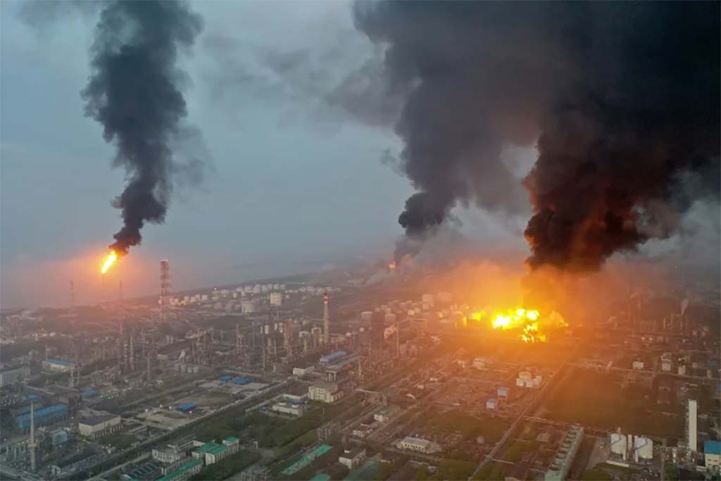 Chine : Au moins un mort dans l'impressionnant incendie d'une usine chimique à Shanghaï