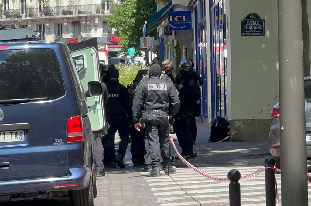 Paris : Un forcené retranché chez lui avec une arme interpellé par les policiers de la BRI