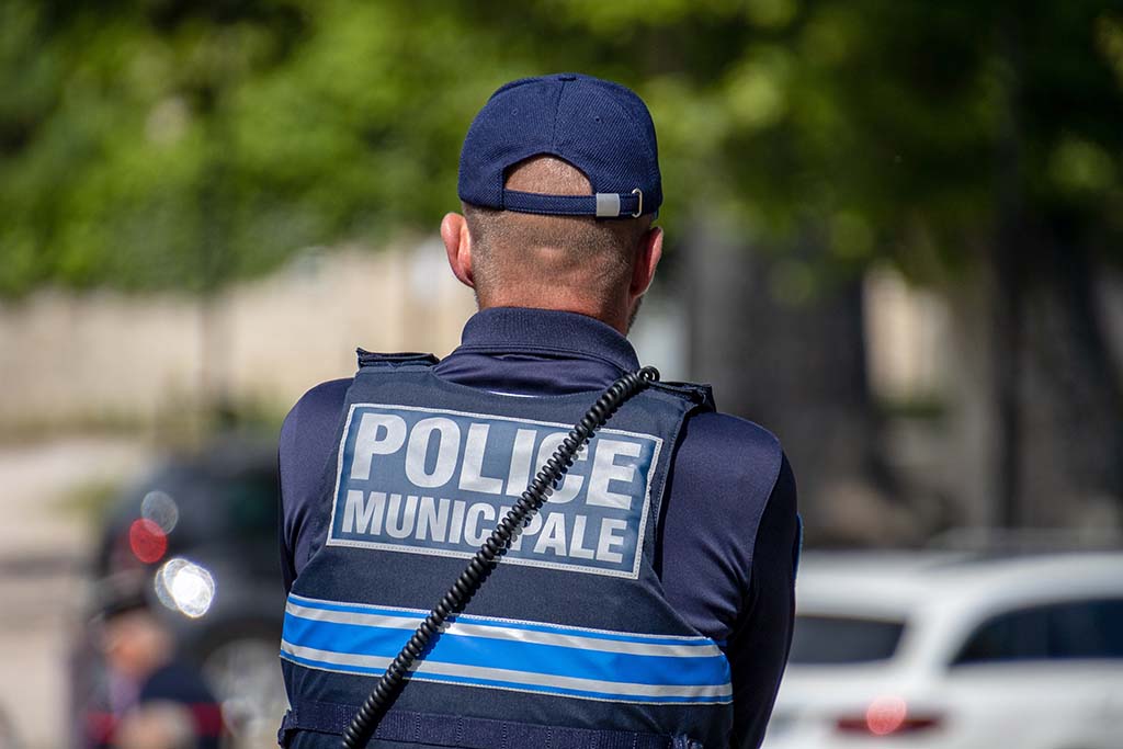 Refus d'obtempérer à Cannes : un policier municipal ouvre le feu sur le chauffard