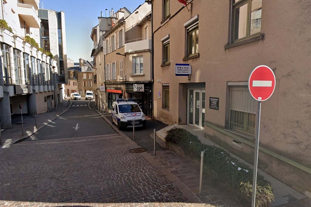 Rodez : Armé de couteaux, il tente d'entrer dans le commissariat puis poignarde un homme à la gorge