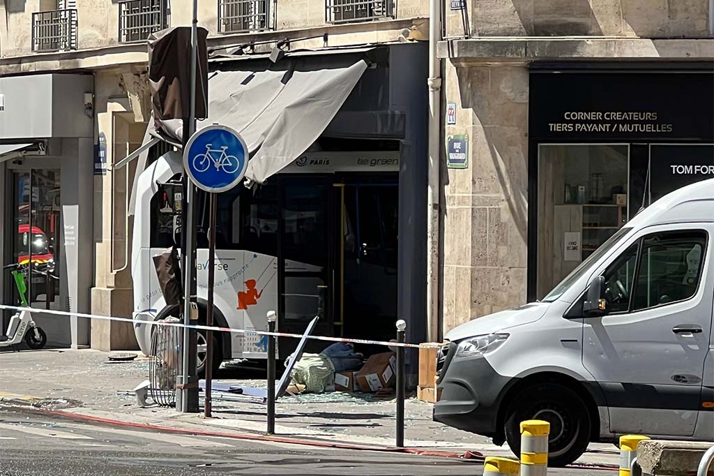 Paris : Un mini-bus s'encastre dans un commerce, au moins sept blessés dont deux graves