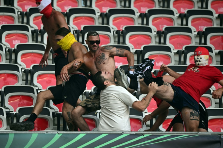 Nice-Cologne: le football secoué par un énième débordement de ses supporters