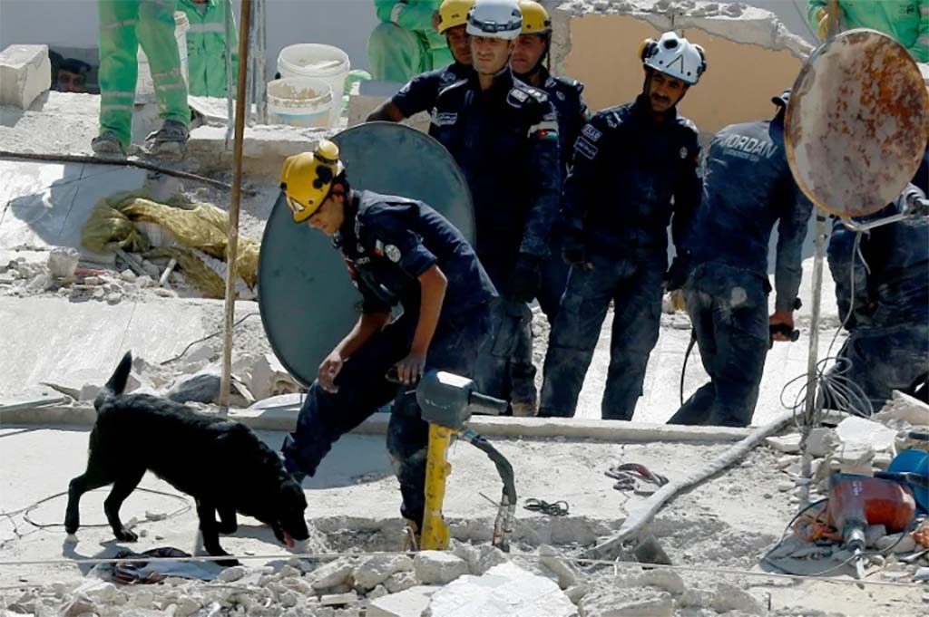 Un bébé retrouvé vivant au milieu des gravats d'un immeuble effondré en Jordanie