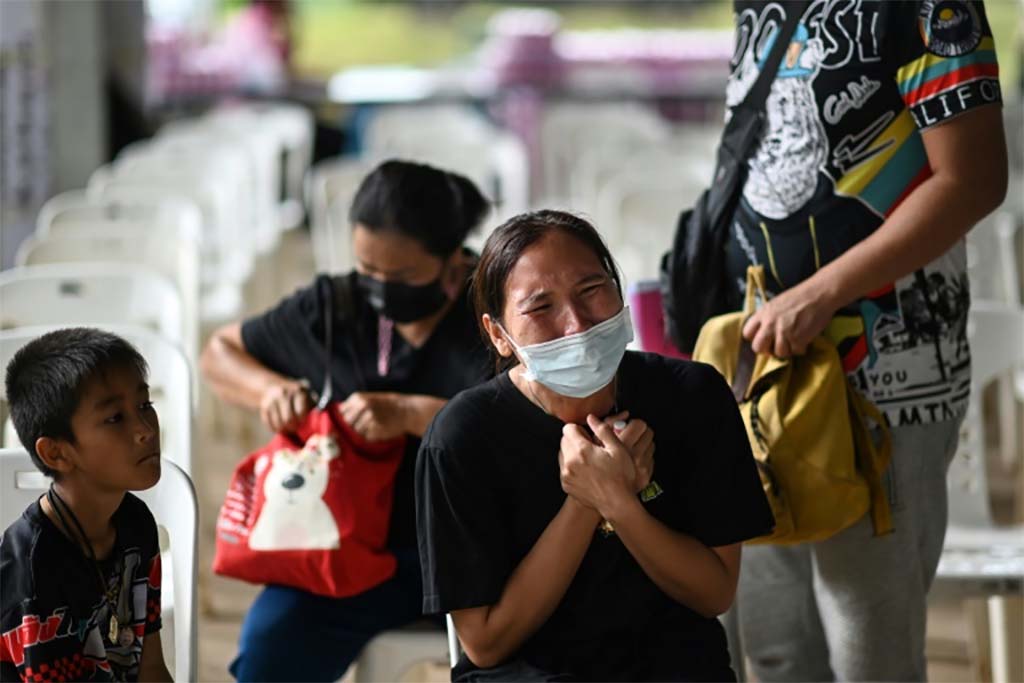 Thaïlande : Recueillement après la tuerie dans une crèche, le roi attendu sur place