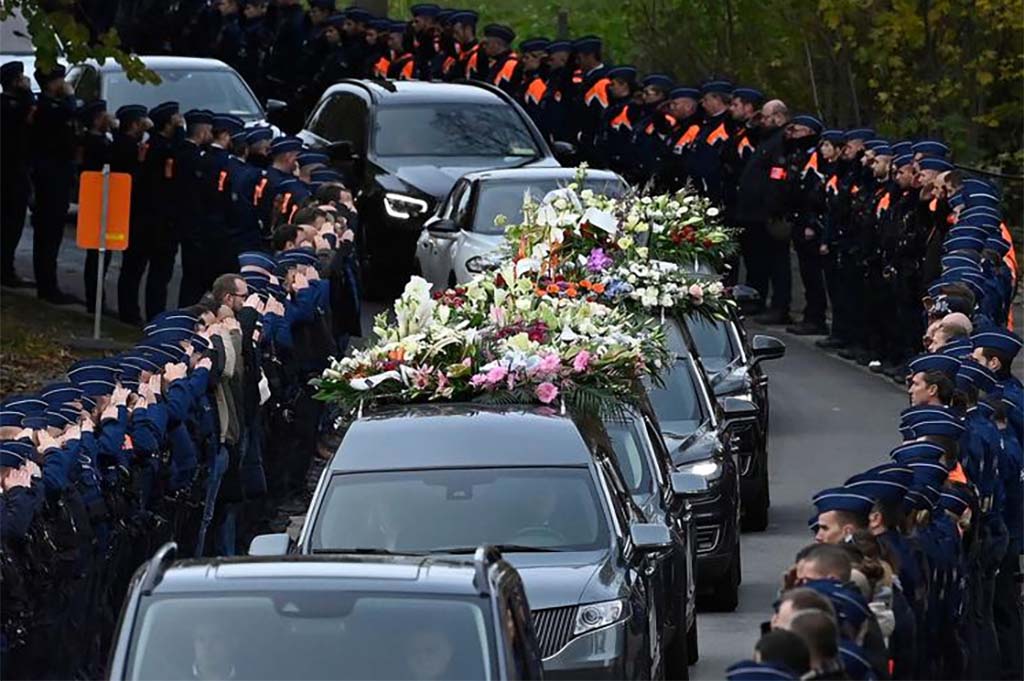 Policier assassiné à Bruxelles : des milliers de policiers ont rendu hommage à Thomas Monjoie
