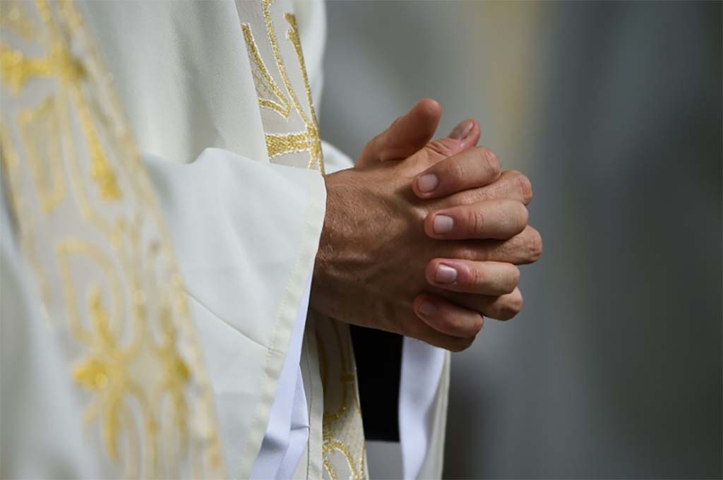 Paris : Un prêtre écroué pour viol aggravé sur un adolescent de 15 ans qu'il aurait drogué