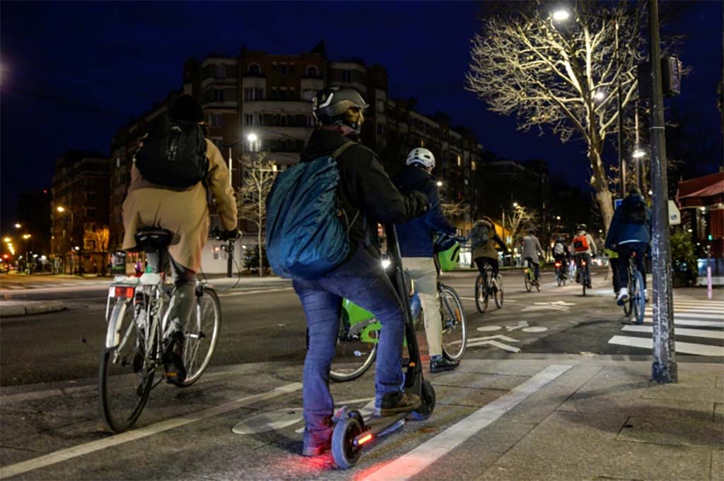 Paris : Un homme à trottinette électrique meurt après une collision avec une camionnette