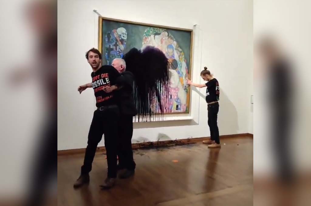 Des militants écologistes aspergent de liquide noir un chef d’œuvre de Klimt en Autriche