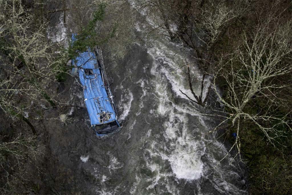 Six morts après la chute spectaculaire d'un car dans une rivière en Espagne
