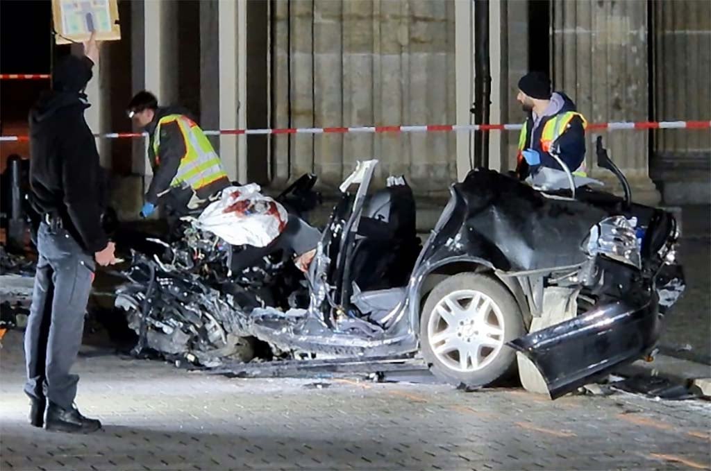 Allemagne : Une voiture s'écrase contre la Porte de Brandebourg à Berlin, le conducteur tué
