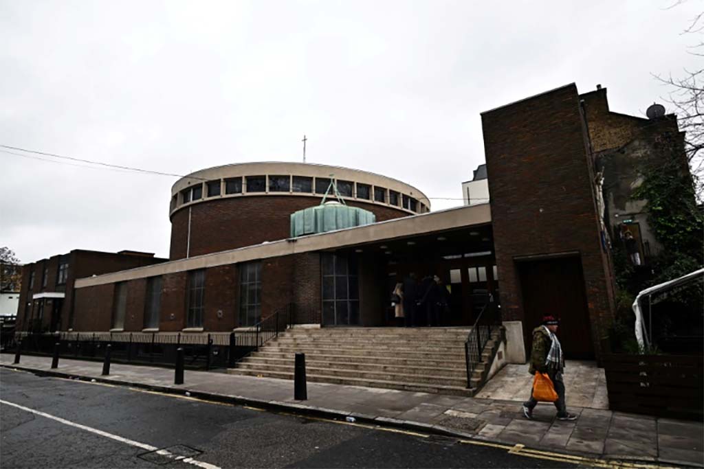 Londres : Un homme arrêté après des tirs qui ont fait six blessés dont deux enfants devant une église