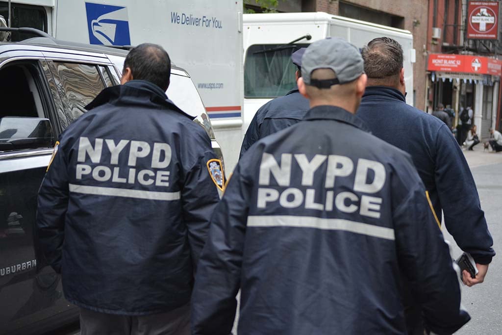 New York : Un jeune homme inculpé pour avoir attaqué des policiers à la machette en pleine rue