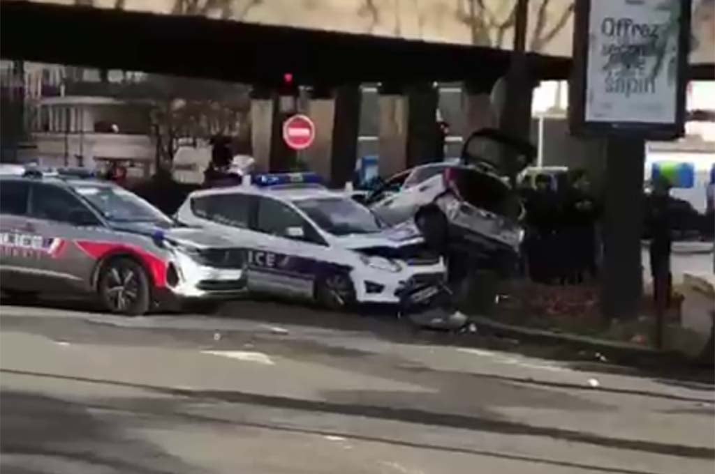 Refus d'obtempérer à Paris : un chauffard arrêté après une course folle, un policier à moto percuté