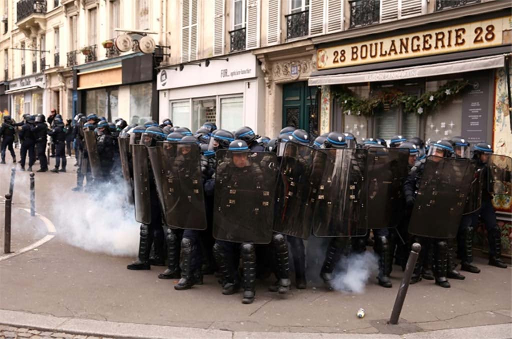 Manifestation à Paris : un homme émasculé après un coup de matraque d'un policier