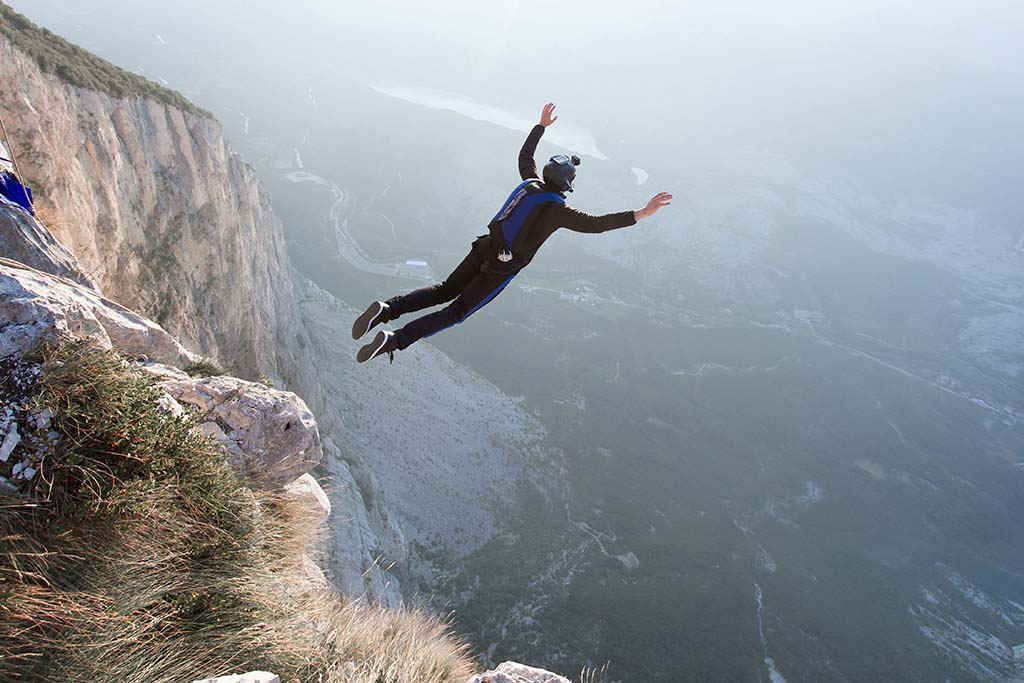Base-jump : Un homme se tue en sautant du haut d'une falaise dans les Pyrénées