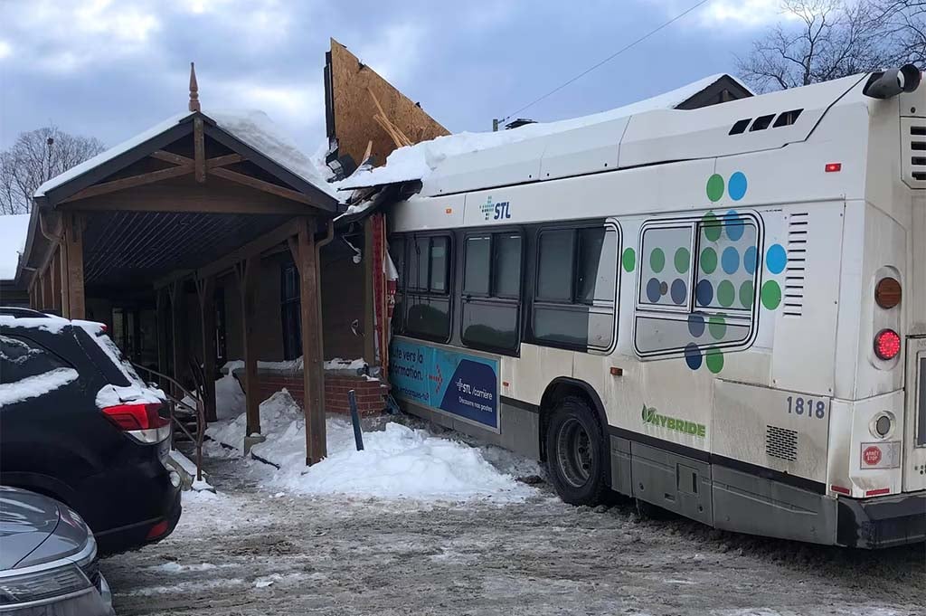 Un bus percute une garderie près de Montréal, deux enfants tués et six autres blessés
