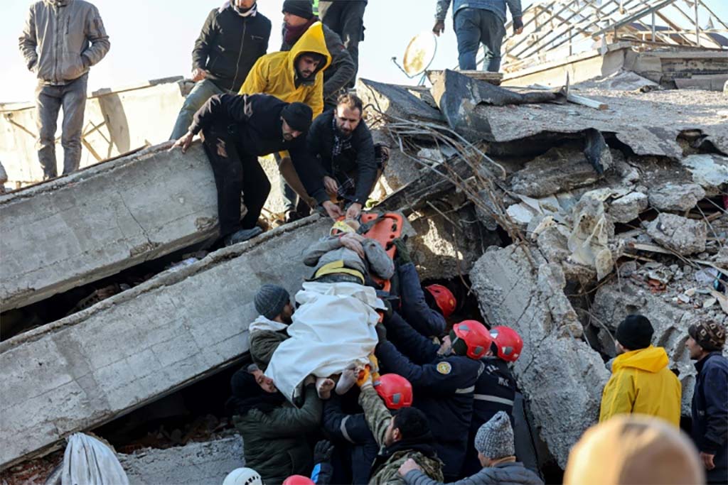 Séisme en Turquie et Syrie : plus de 11 200 morts, les secouristes toujours à l’œuvre