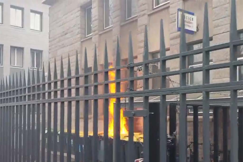 Incendie devant le commissariat et la sous-préfecture à Lorient : Darmanin dénonce d'«inacceptables attaques»