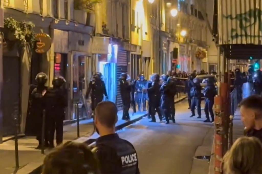 Paris : Un homme tire des coups de feu en l'air en marge d'une manifestation sauvage