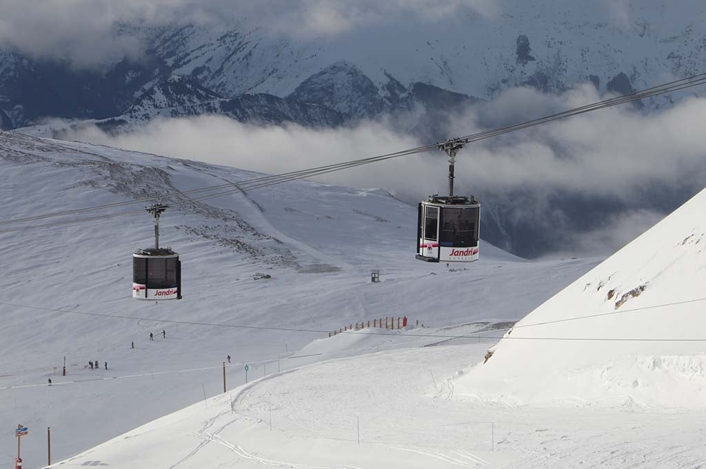 Les Deux-Alpes : Un skieur meurt après une chute d'une télécabine, son ami a filmé le drame