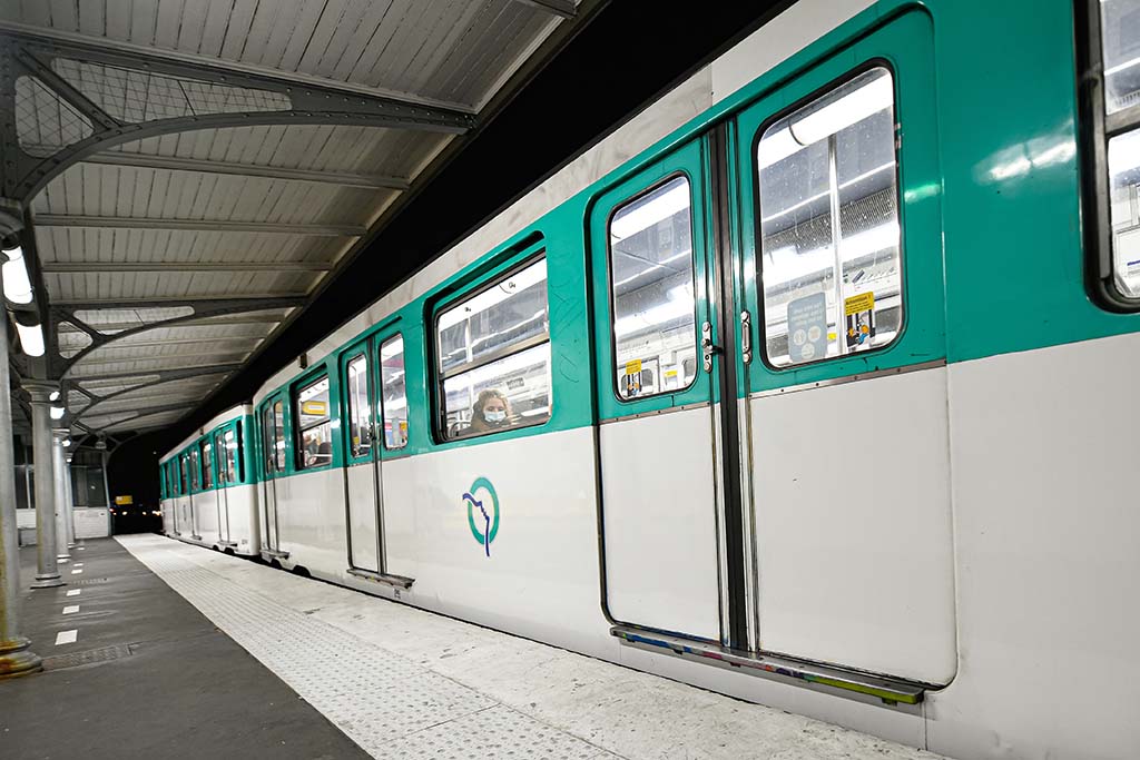 Paris : Sa veste reste coincée dans les portes du métro, une femme meurt happée par la rame