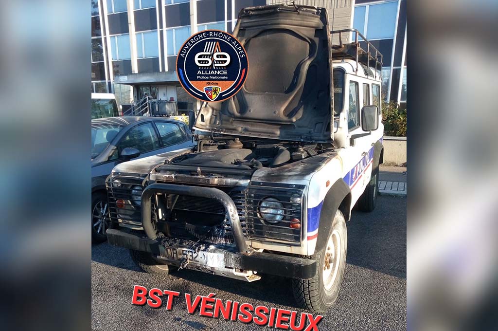 Vénissieux : Une voiture de police incendiée au cocktail Molotov devant le commissariat