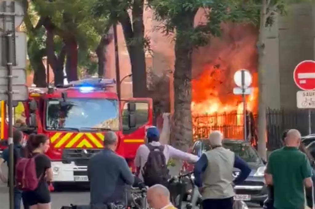 Paris : Un incendie se déclare le long de l'église Saint-Gabriel