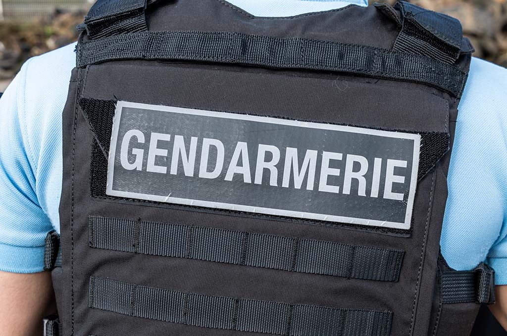 Côtes-d’Armor : Armé d'un couteau, il pénètre dans la gendarmerie et blesse deux militaires