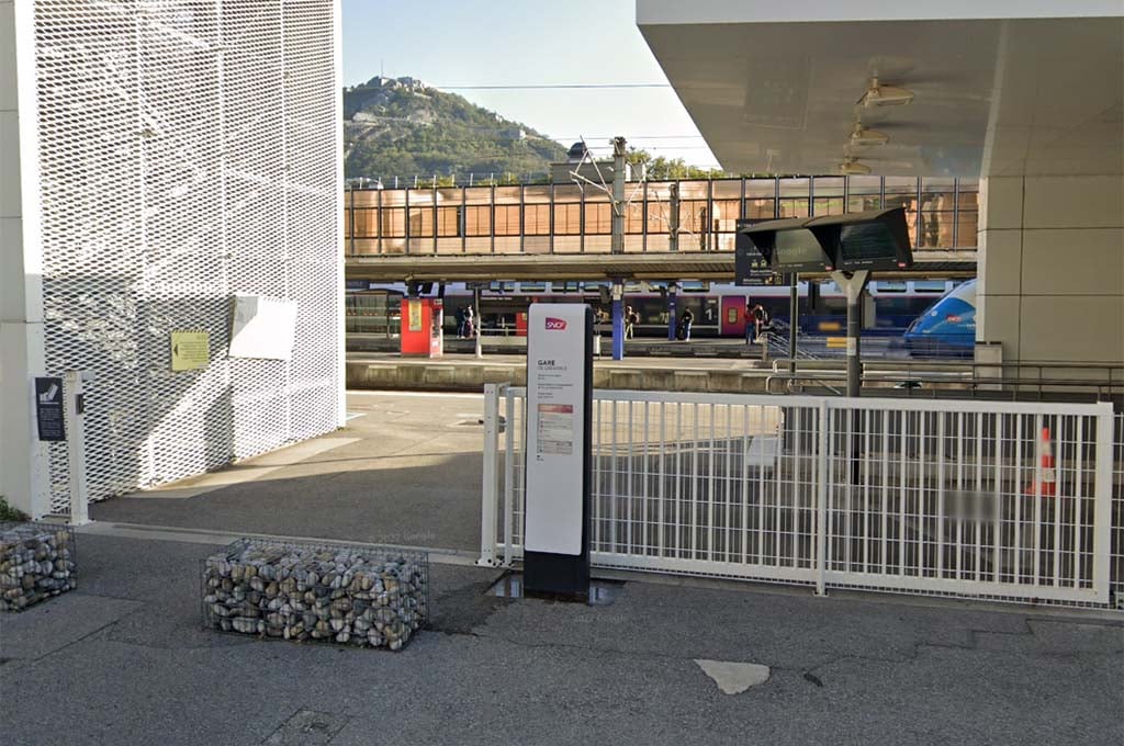 Grenoble : Deux passants agressés au couteau, l'un blessé à la gorge, une jeune femme interpellée