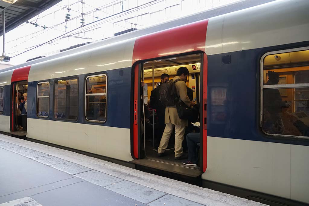Paris : Une femme meurt percutée par un RER après avoir été poussée sur les rails, un suspect interpellé