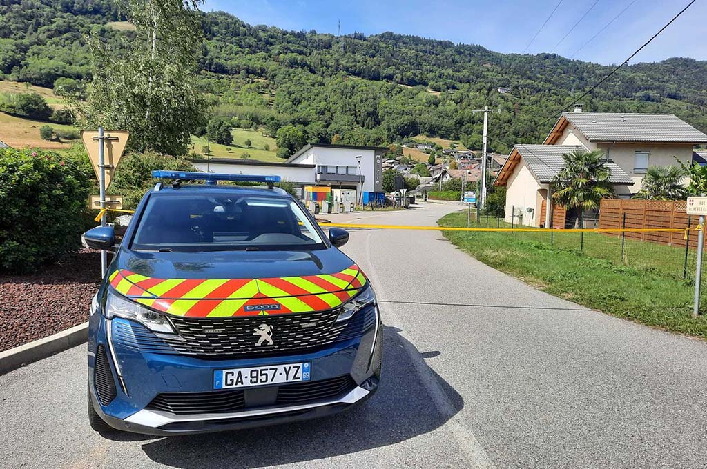 Savoie : La policière a été tuée sous les yeux de son fils de 3 ans, l'ex-mari toujours en fuite