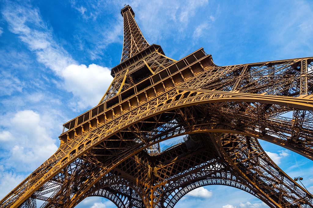 Paris : La tour Eiffel une nouvelle fois évacuée suite à une deuxième alerte à la bombe