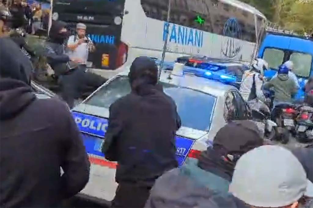 Paris : Une voiture de police attaquée en marge de la manifestation «contre les violences policières»