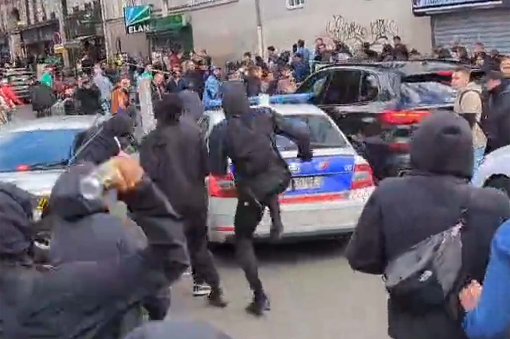 Voiture de police attaquée à Paris : un suspect remis en liberté sous contrôle judiciaire