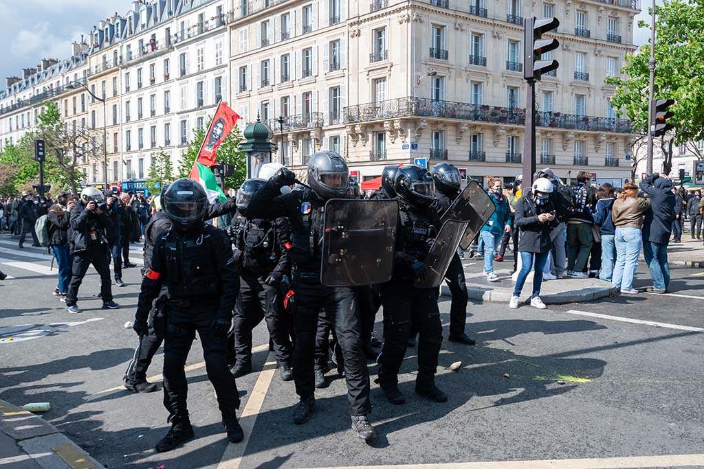 Paris : Deux policiers de la BRAV-M renvoyés devant le tribunal pour des violences sur un étudiant