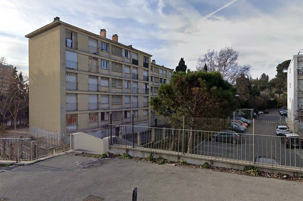 Marseille : Un pistolet-mitrailleur et trois armes de poing découverts cité Saint-Paul, un mineur interpellé