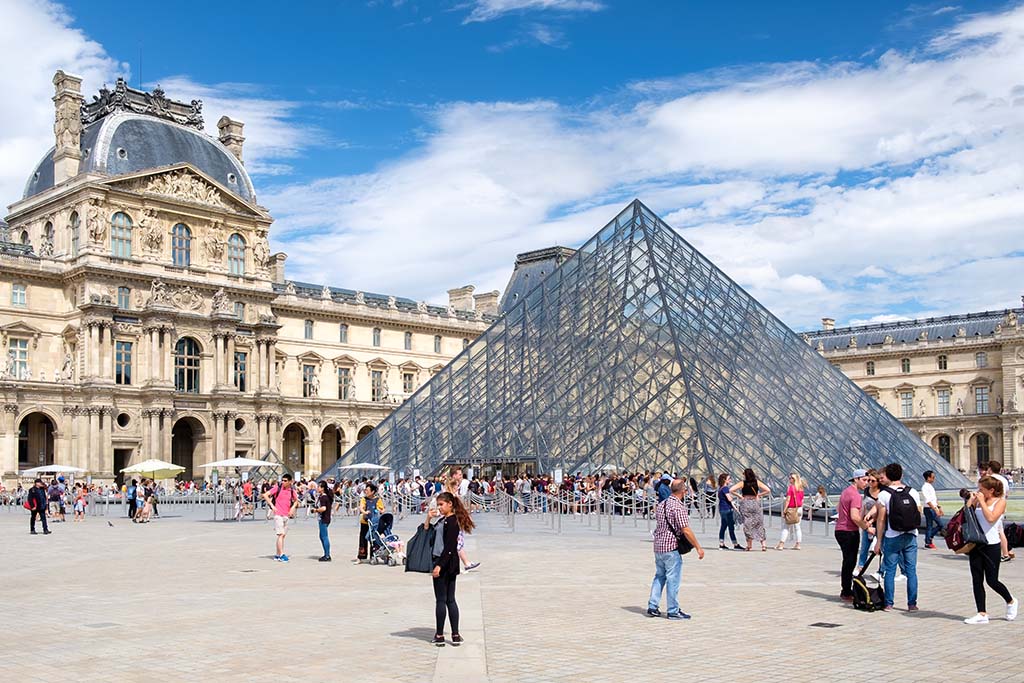 Le musée du Louvre évacué et fermé suite à une alerte à la bombe