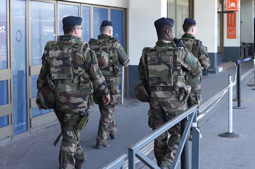 Nouvelles alertes à la bombe et évacuations dans les aéroports et au château de Versailles