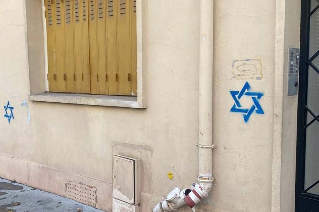 Paris : Un couple de Moldaves interpellé pour un tag antisémite et placé en rétention